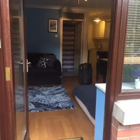 City Centre Studio Near The Water Sleeps 3 公寓