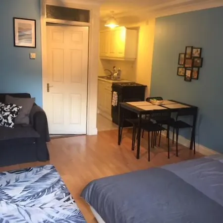 City Centre Studio Near The Water Sleeps 3 公寓